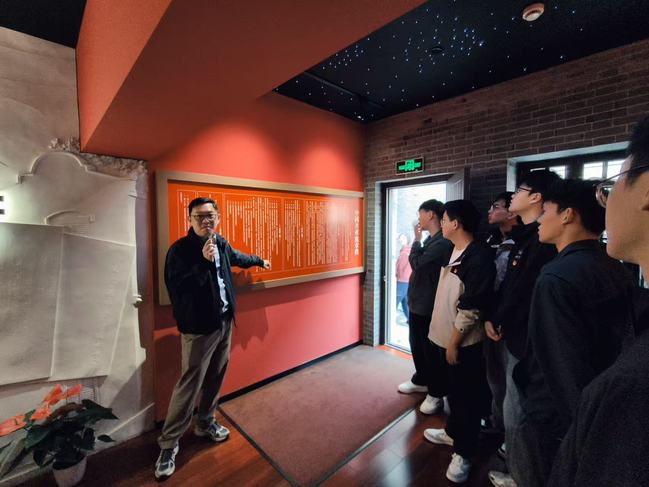 初心巴士映初心，红色足迹铸使命——电气工程学部党委开展研究生新生党员主题党日活动