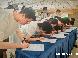 伟德直营平台官网下载组织新发展党员参观中共一大纪念馆 开展新党员入党宣誓仪式