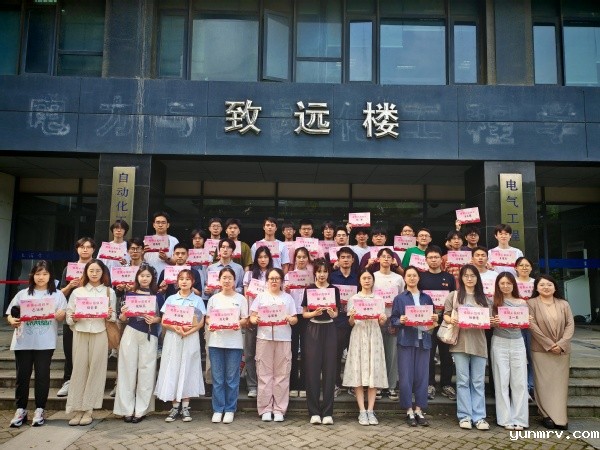 伟德直营平台官网下载组织新发展党员参观中共一大纪念馆 开展新党员入党宣誓仪式